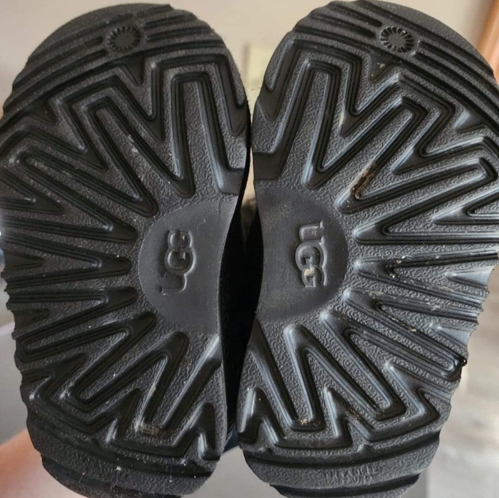 Toddler Mini Bailey Bow II Uggs - Picture 2 of 3